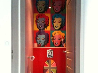 Décoration mur de toilette personnalisée pop maryline